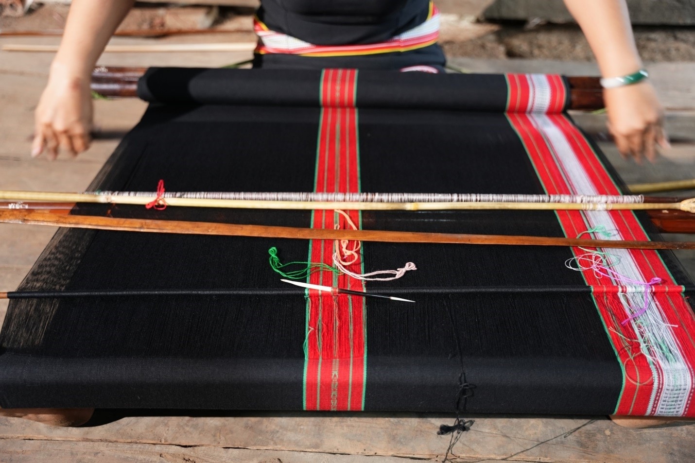Bộ khung dệt truyền thống của người Gié Triêng sau khi căng chỉ