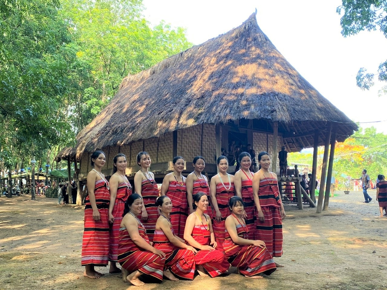 Trang phục truyền thống của phụ nữ Gié Triêng thường là áo, quấn váy được làm từ những tấm thổ cẩm
