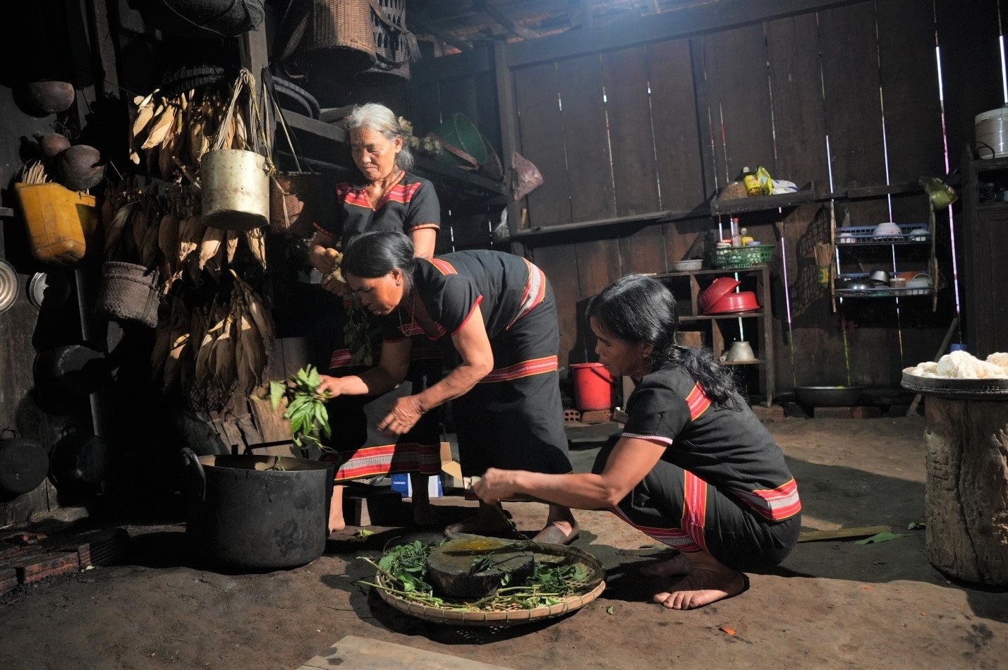 Để giữ màu trên sợi chỉ, người Gié Triêng dùng vỏ ốc suối nung trên than hồng, sau đó giã mịn thành bột trộn với nước nhuộm từ các loại cây lấy trên rừng