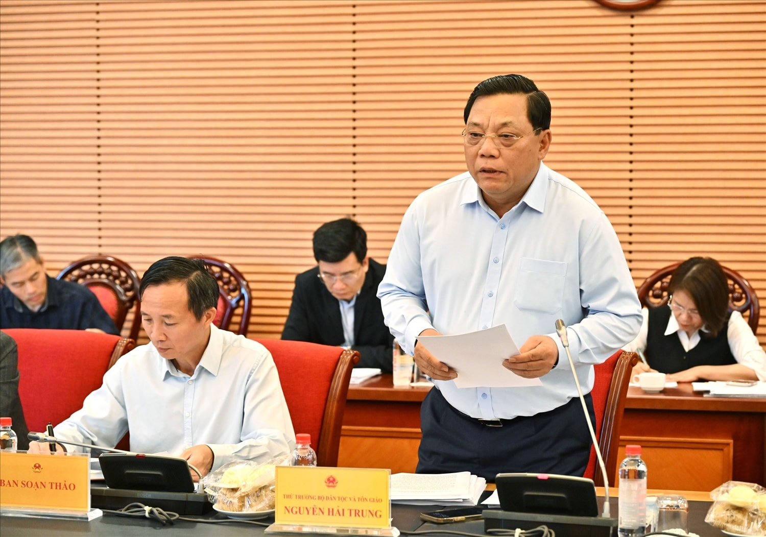 Thứ trưởng Bộ Dân tộc và Tôn giáo Nguyễn Hải Trung phát biểu tại phiên họp thẩm tra sơ bộ dự án Luật tín ngưỡng, tôn giáo (sửa đổi) ngày 16/3  - Ảnh: quochoi.vn