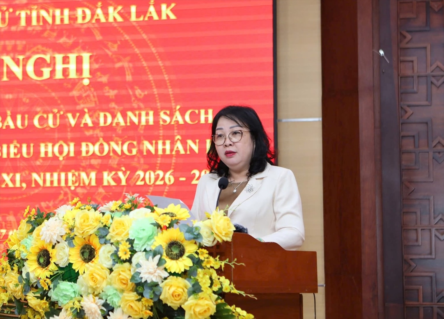 Chủ tịch HĐND tỉnh, Chủ tịch Ủy ban bầu cử tỉnh Đắk Lắk Cao Thị Hòa An phát biểu tại hội nghị