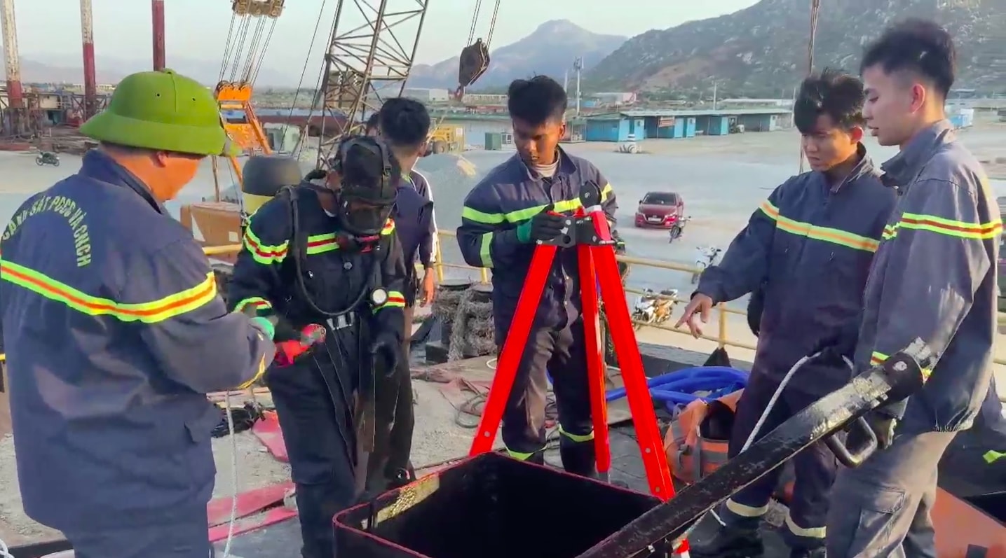 Lực lượng chức năng huy động cán bộ, chiến sỹ ứng cứu các nạn nhân. (Ảnh: T.B)