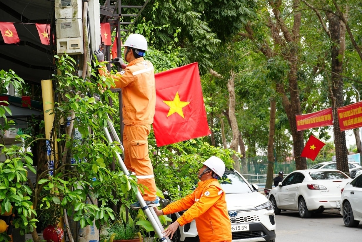 Các đơn vị bố trí lực lượng ứng trực đảm bảo cung cấp điện tại các điểm diễn ra bầu cử1