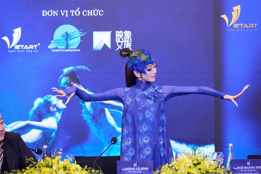 Trên mạng xã hội, vẻ ngoài của Dương Lệ Bình lại được giải thích bằng một “bí quyết” gây tranh cãi: không lấy chồng, không sinh con,