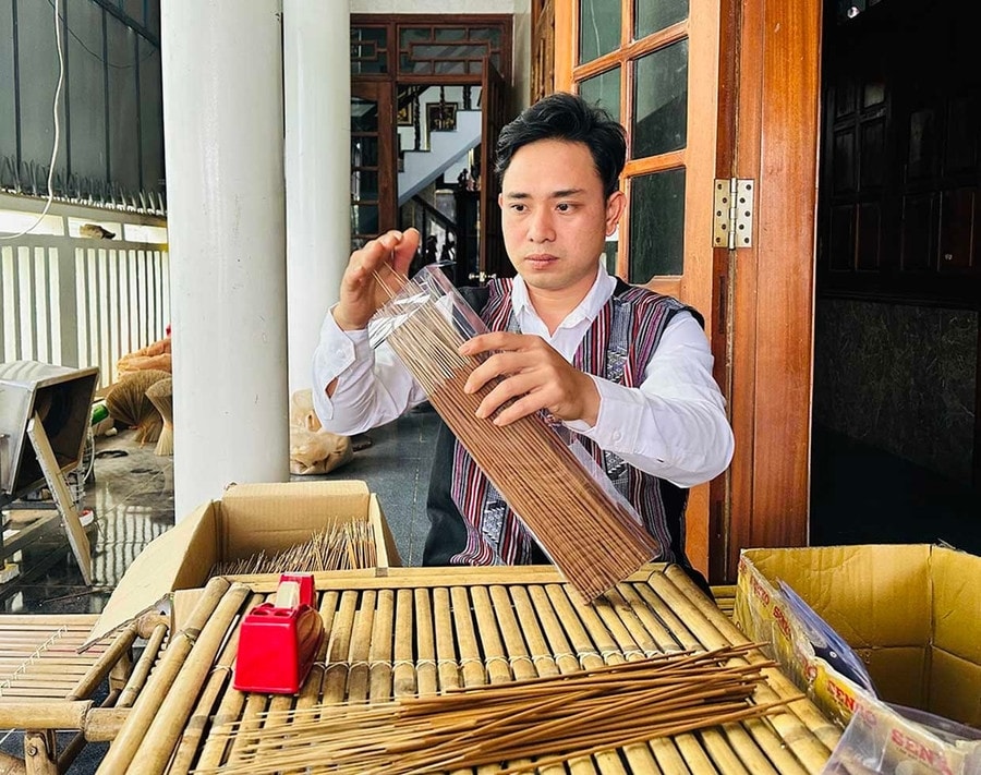 Anh Đinh Lê Tuấn Anh, xã An Lão, tỉnh Gia Lai khởi nghiệp với mô hình sản xuất nhang, nụ quế (Ảnh: D.Đ).