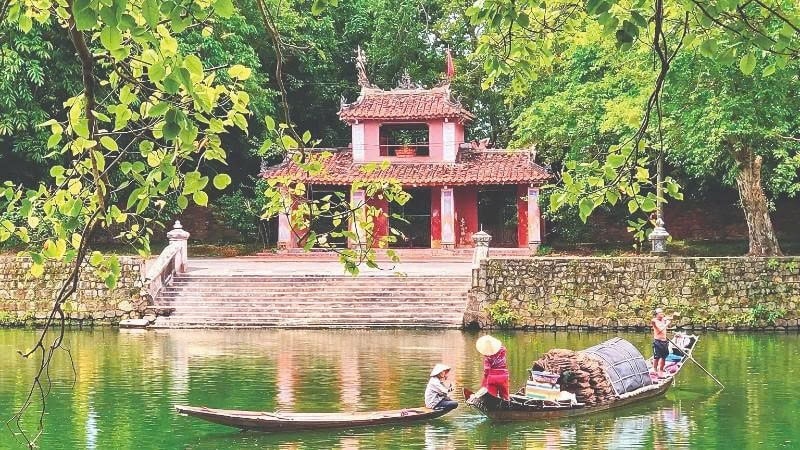 Giới thiệu cuộc sống sông nước, cảnh quan đôi bờ giúp du khách có trải nghiệm đầy đủ, thú vị hơn trong những ngày ở Huế. Ảnh: ITN