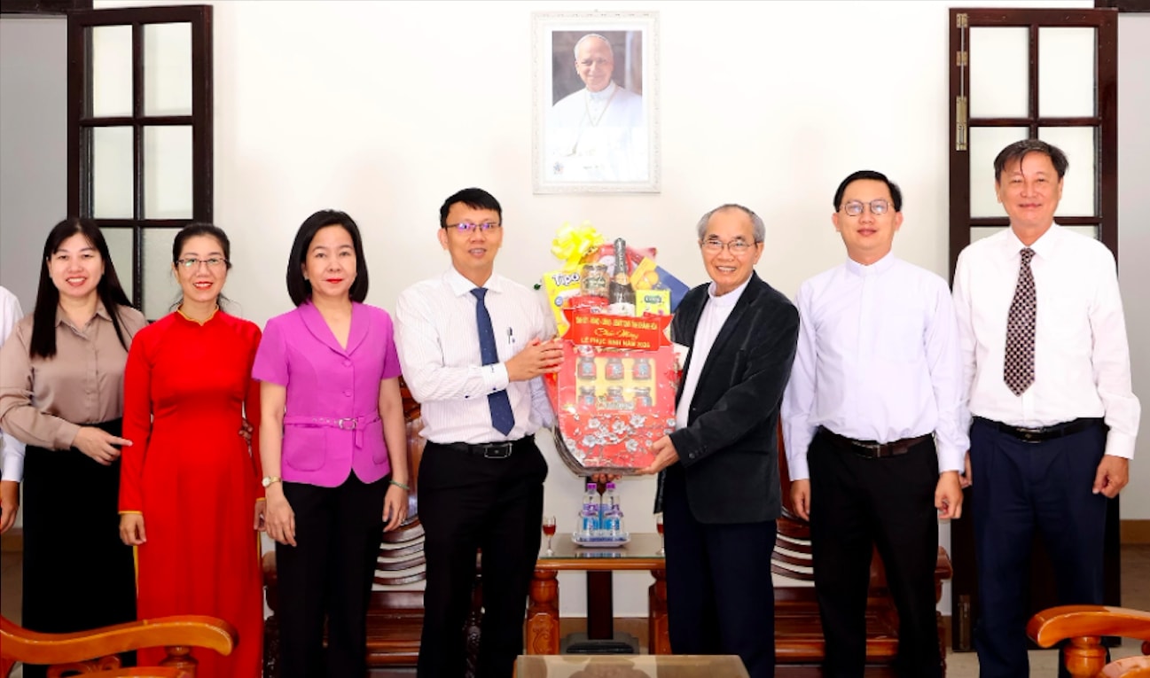 Ông Nguyễn Thanh Hà, Phó Chủ tịch UBND tỉnh Khánh Hoà (thứ 4 từ trái sang) chúc mừng Tòa Giám mục Giáo phận Nha Trang. (Ảnh: M.P)