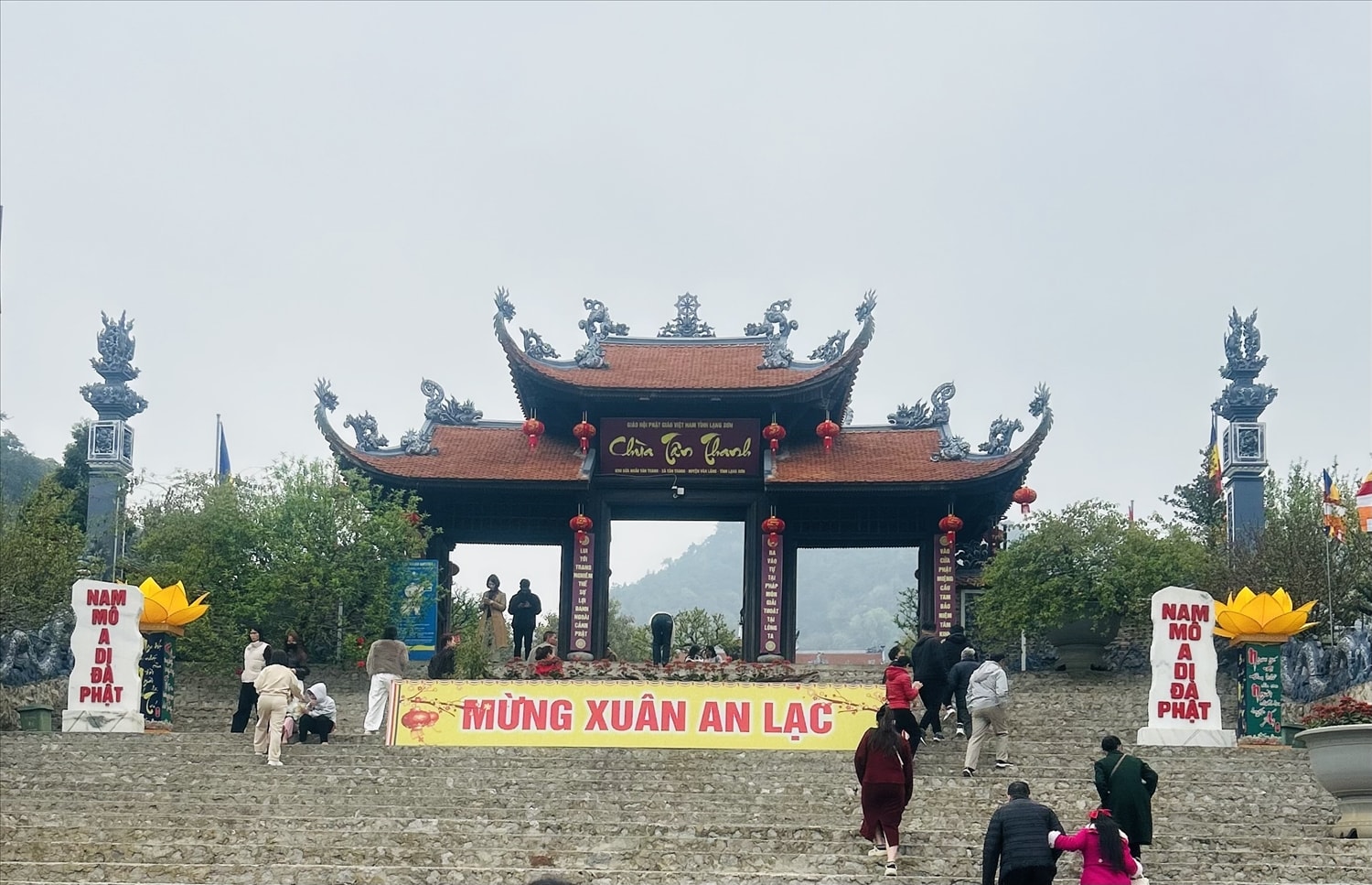 Chùa Tân Thanh tọa lạc tại khu vực cửa khẩu Tân Thanh, thuộc xã Hoàng Văn Thụ, tỉnh Lạng Sơn