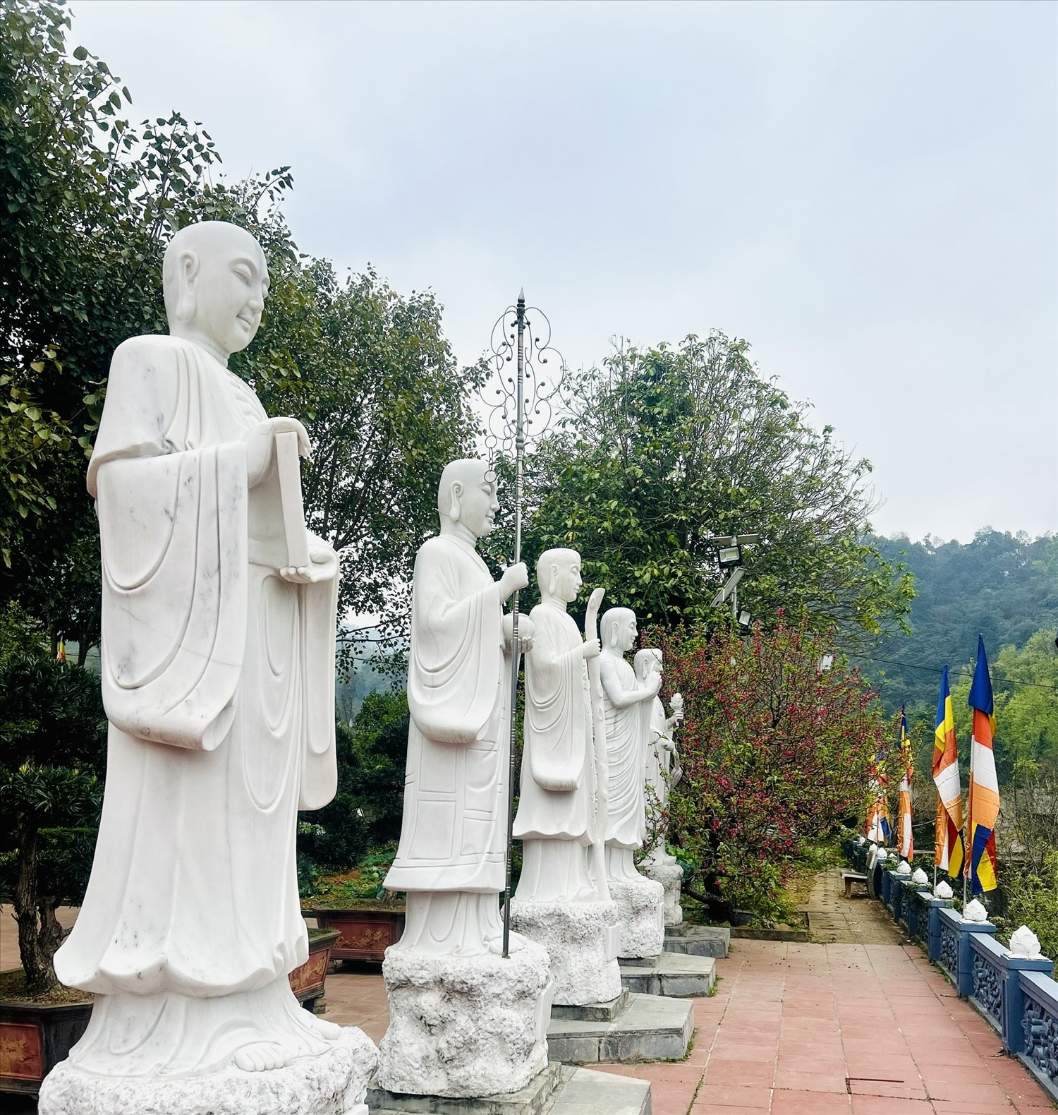 Hàng tượng Đại đệ tử của Đức phật Thích Ca bằng đá trắng Ngũ Hành Sơn, mỗi vị là hiện thân của các đức tính và đạo hạnh từ bi của Phật