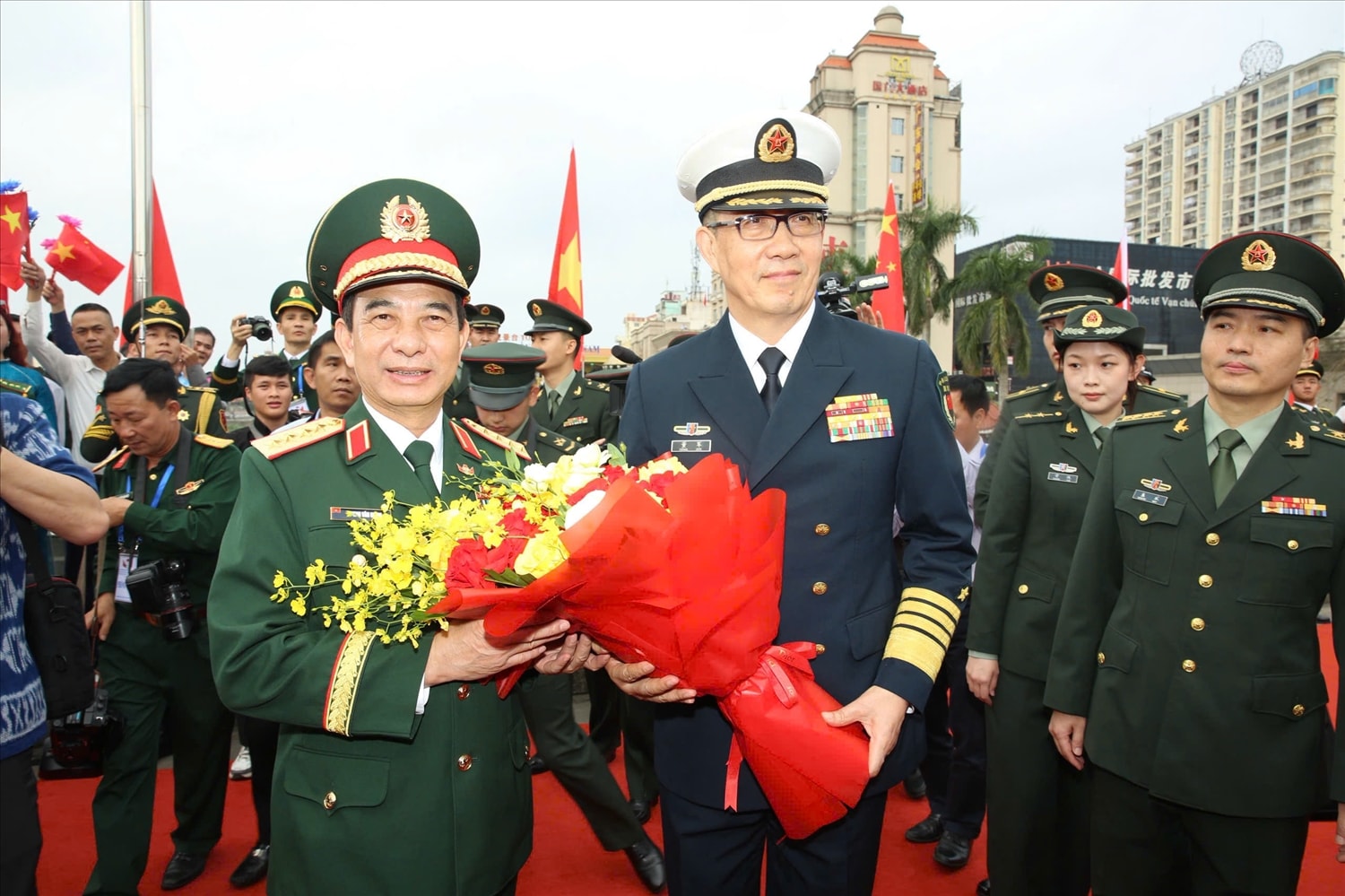 Đại tướng Phan Văn Giang tặng hoa Thượng tướng Đổng Quân
