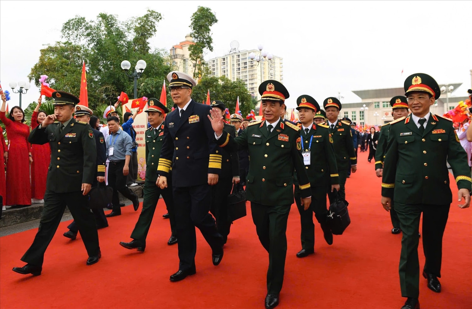 Đại tướng Phan Văn Giang - Bộ trưởng Bộ Quốc phòng chủ trì lễ đón đoàn đại biểu Trung Quốc do Thượng tướng Đổng Quân - Bộ trưởng Bộ Quốc phòng Trung Quốc làm trưởng đoàn