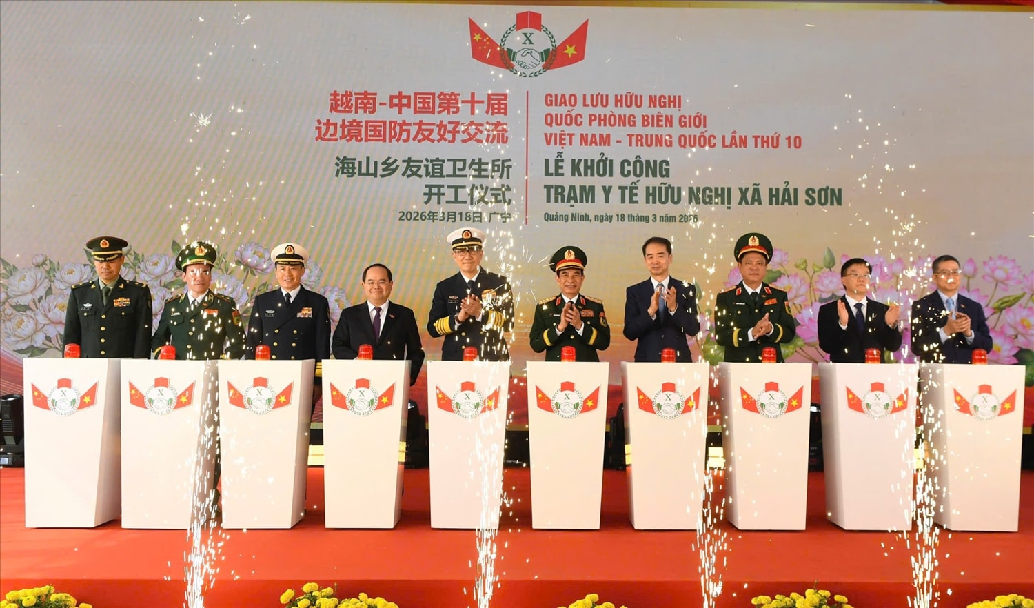 Đại tướng Phan Văn Giang cùng Thượng tướng Đổng Quân và đại biểu hai nước thực hiện nghi thức khởi công dự án Trạm Y tế xã Hải Sơn