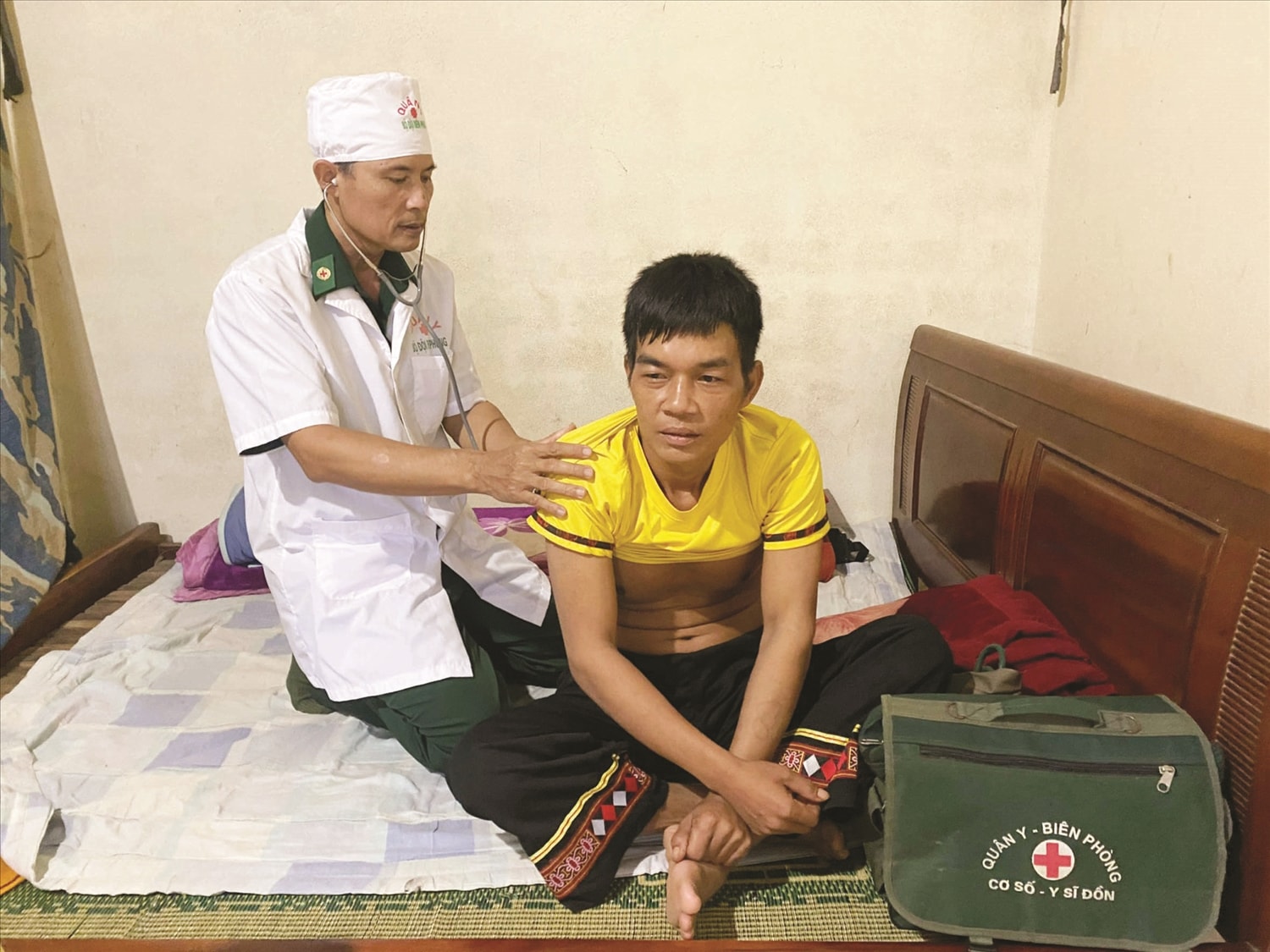 Nhân viên Quân y Đồn Biên phòng bản Giàng thăm khám sức khỏe cho người dân bản Rào Tre