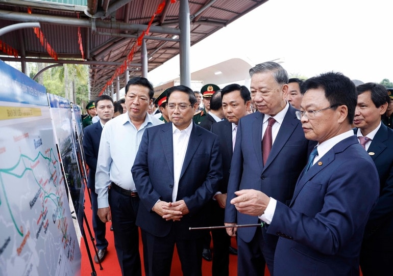 Tổng Bí thư Tô Lâm, Thủ tướng Phạm Minh Chính và đoàn công tác Trung ương kiểm tra thực địa tại ga Đồng Đăng. (Ảnh: Thống Nhất/TTXVN)