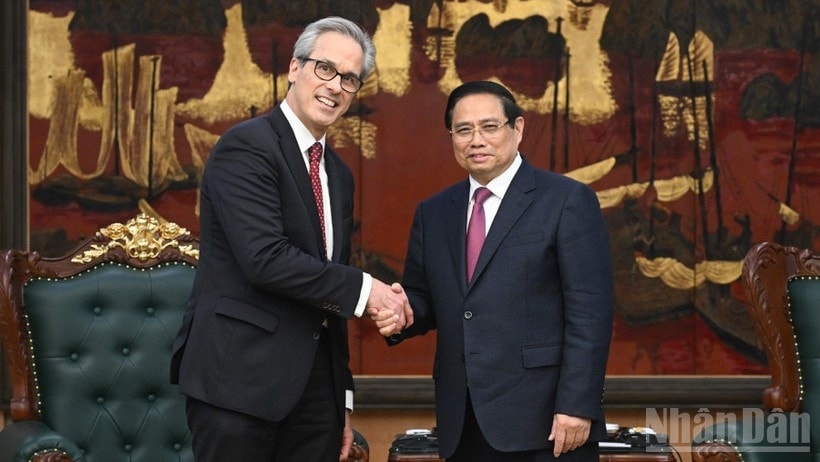 Thủ tướng Chính phủ Phạm Minh Chính và ông Fernando Andresen Guimaraes, Vụ trưởng Vụ Quản trị Đại dương quốc tế và Nghề cá bền vững của Đoàn thanh tra EC. (Ảnh: TRẦN HẢI)