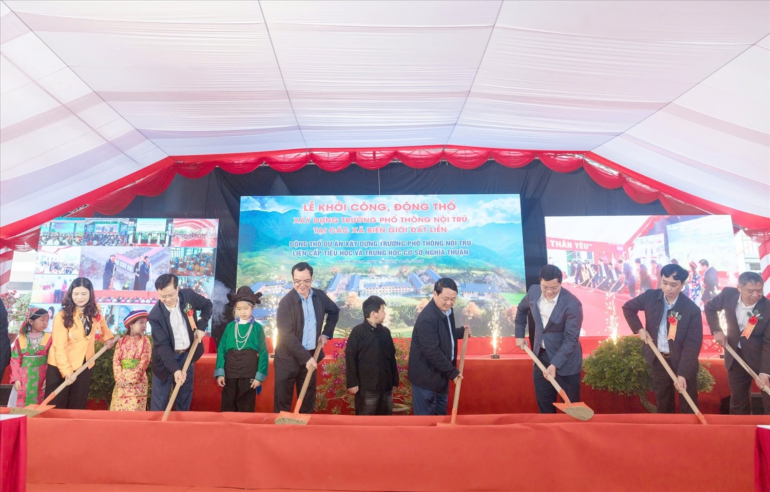 Thứ trưởng Thường trực Bộ Dân tộc và Tôn giáo Nguyễn Đình Khang, Bí thư Tỉnh ủy Tuyên Quang Hầu A Lềnh thực nghi thức khởi công tại Trường Phổ thông Nội trú liên cấp Tiểu học và THCS Nghĩa Thuận, tỉnh Tuyên Quang (Ảnh: Vũ Mừng).