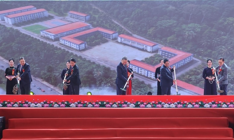 Tổng Bí thư Tô Lâm, Thủ tướng Chính phủ Phạm Minh Chính cùng các đồng chí lãnh đạo Đảng, Nhà nước thực hiện nghi thức khởi công, động thổ xây dựng các trường phổ thông nội trú liên cấp vùng biên giai đoạn 2 - Ảnh: VGP/Nhật Bắc