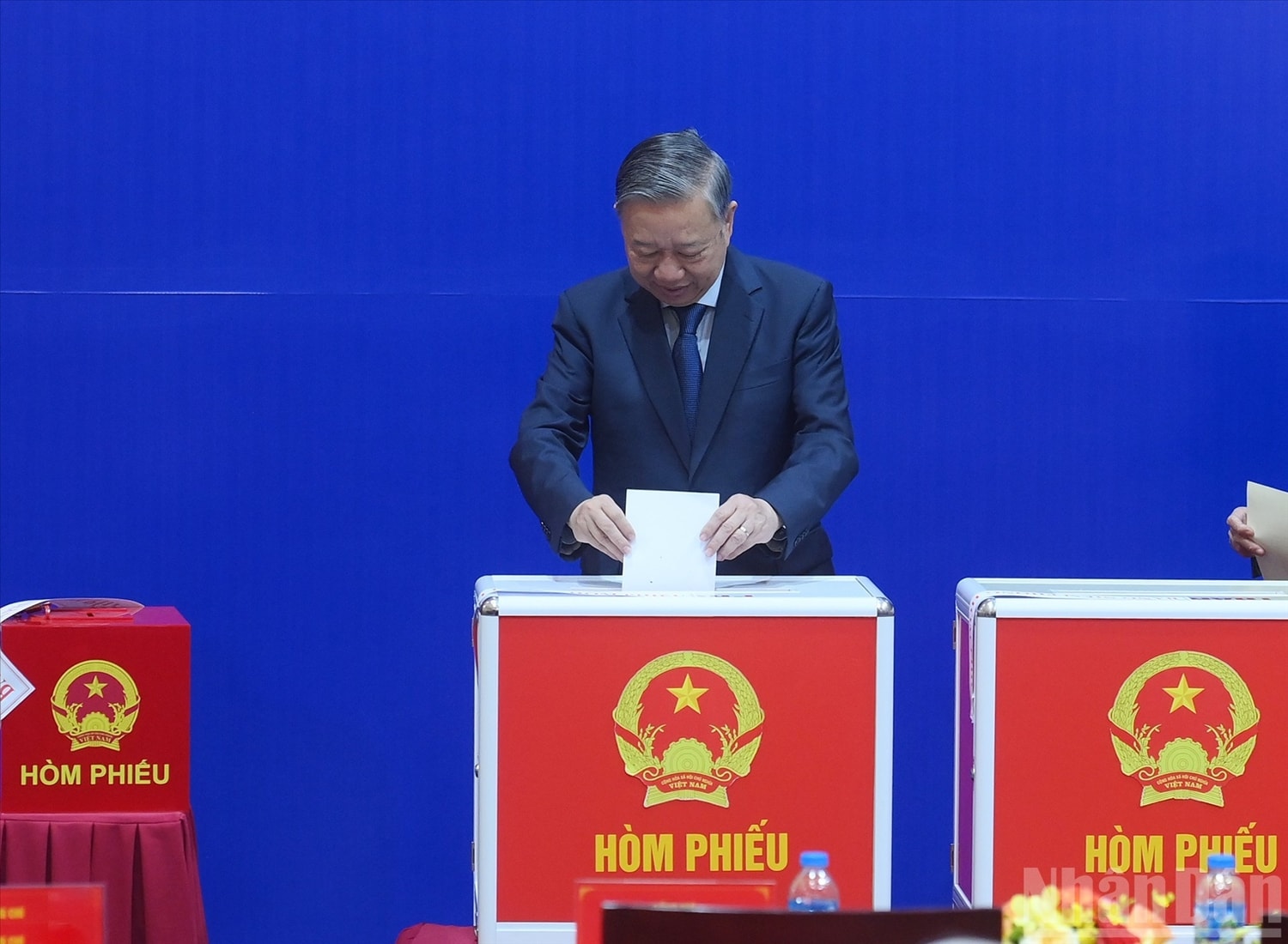 Tổng Bí thư Tô Lâm bỏ phiếu bầu đại biểu Quốc hội khóa XVI và đại biểu Hội đồng nhân dân các cấp nhiệm kỳ 2026-2031 tại khu vực bỏ phiếu số 2, phường Ba Đình, thành phố Hà Nội.