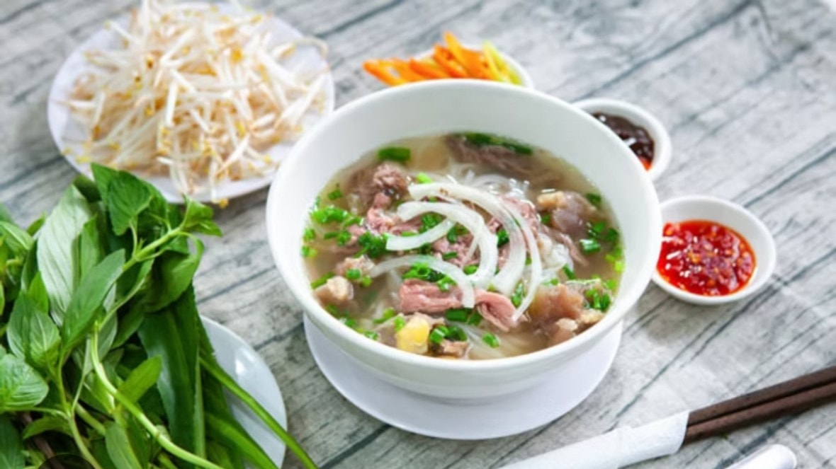 Sức sống của Phở không chỉ nằm ở bề dày lịch sử mà còn được minh chứng qua các chỉ số xếp hạng uy tín toàn cầu.
