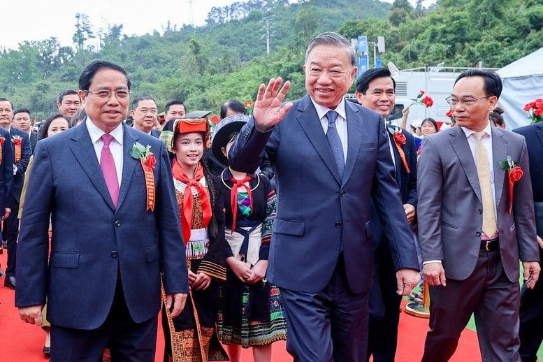 Tổng Bí thư Tô Lâm, Thủ tướng Chính phủ Phạm Minh Chính tới dự lễ khởi công tại điểm cầu chính, Trường phổ thông nội trú tiểu học và trung học cơ sở Đồng Đăng, xã Đồng Đăng, tỉnh Lạng Sơn - Ảnh: VGP/Nhật Bắc
