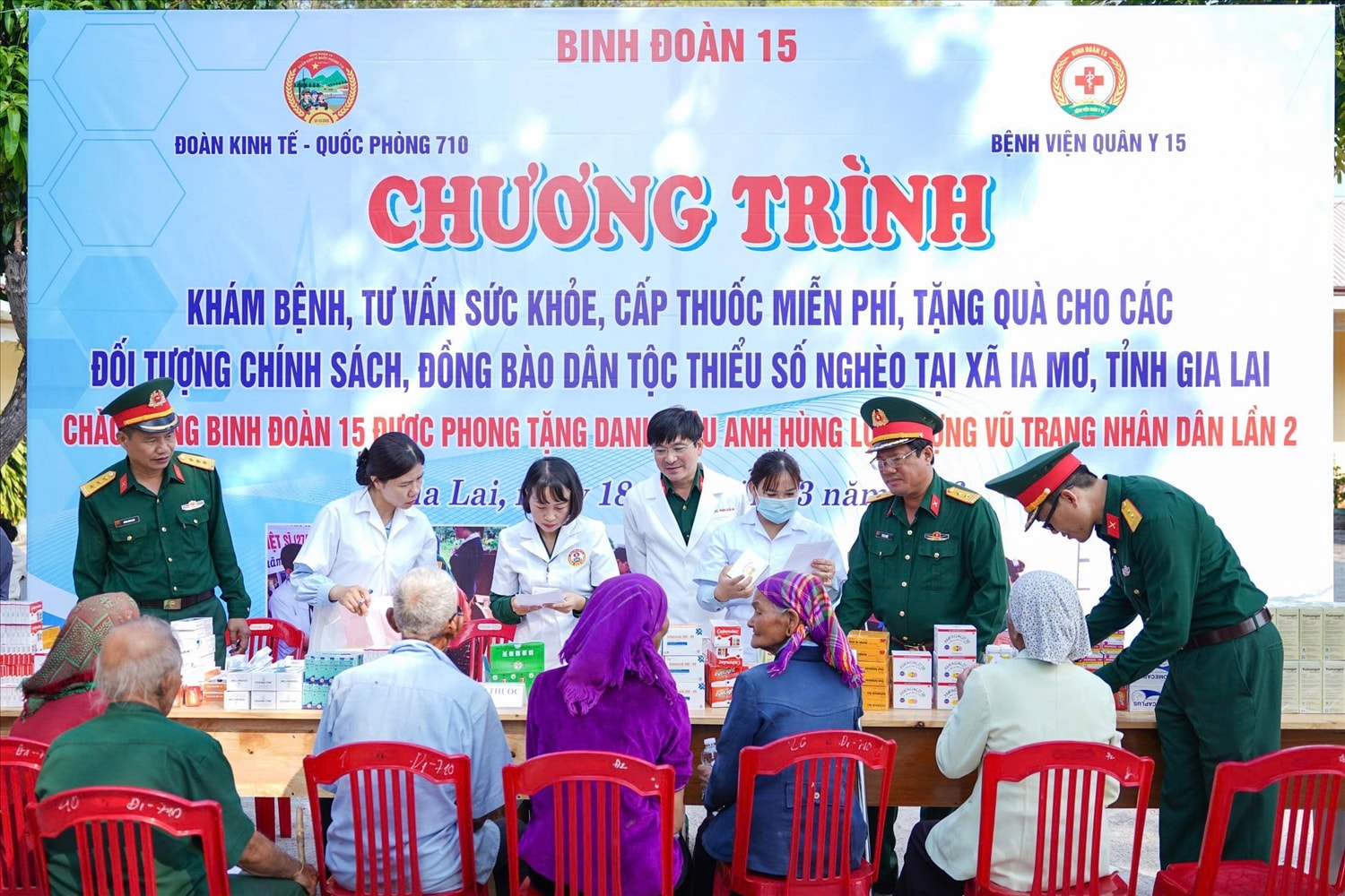 Đội ngũ y, bác sĩ tổ chức khám, cấp thuốc, tư vấn sức khỏe cho người dân xã biên giới Ia Mơ