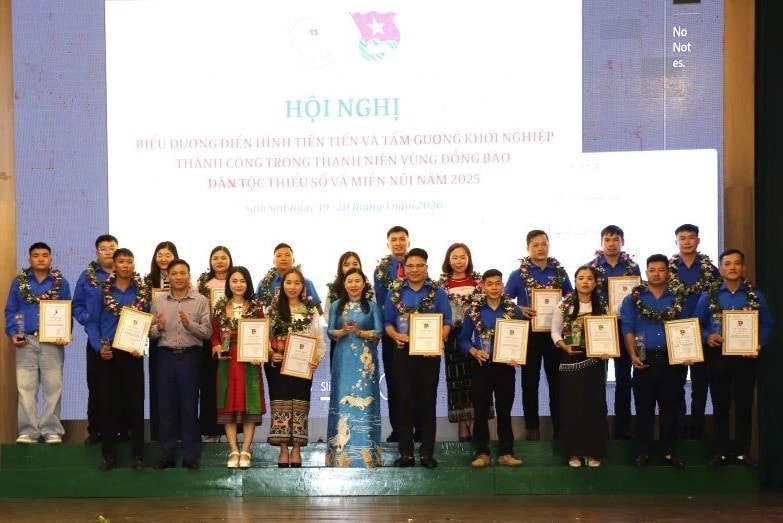 Lãnh đạo tỉnh Thanh Hóa trao chứng nhận cho các thanh niên khởi nghiệp tiêu biểu vùng DTTS&MN năm 2025.
