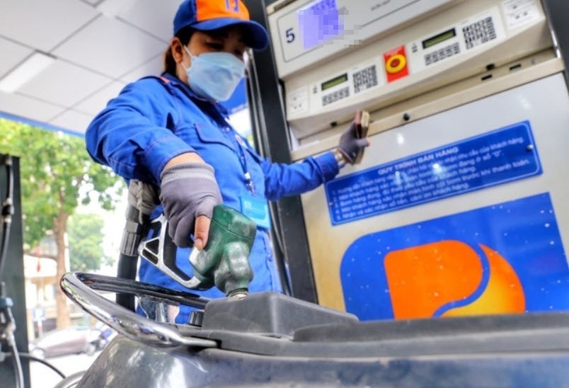 Người dân, doanh nghiệp gánh áp lực kép khi giá xăng dầu leo cao (Ảnh IT)