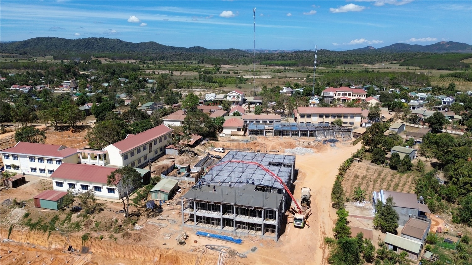 Trường Phổ thông nội trú liên cấp TH và THCS xã Rờ Kơi đang được triển khai xây dựng, dự kiến hoàn thành trước ngày 31/7/2026. (Ảnh: Ngọc Chí)