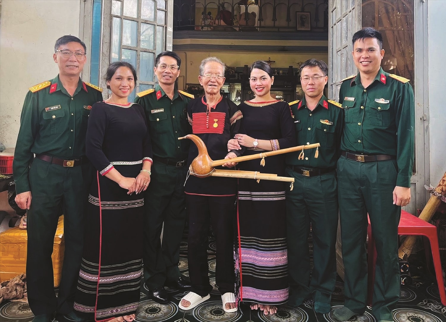 Là Cựu chiến binh, ông Ama H’Loan (đứng giữa) thường xuyên được cán bộ Bộ Chỉ huy Quân sự  tỉnh Đắk Lắk đến thăm, động viên vào các dịp quan trọng