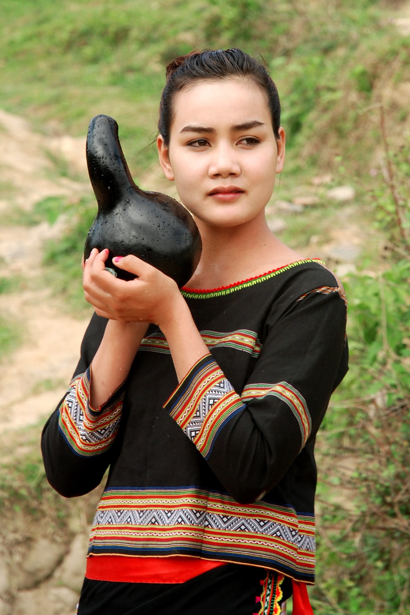 Cô gái Y Beng ở thôn Kon Rờ Bàng 2, xã Ngọc Bay  hằng ngày lấy nước về cho gia đình