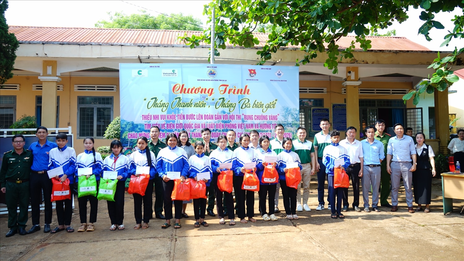 Bộ đội Biên phòng tỉnh cùng các mạnh thường quân trao quà cho các em học sinh có hoàn cảnh khó khăn
