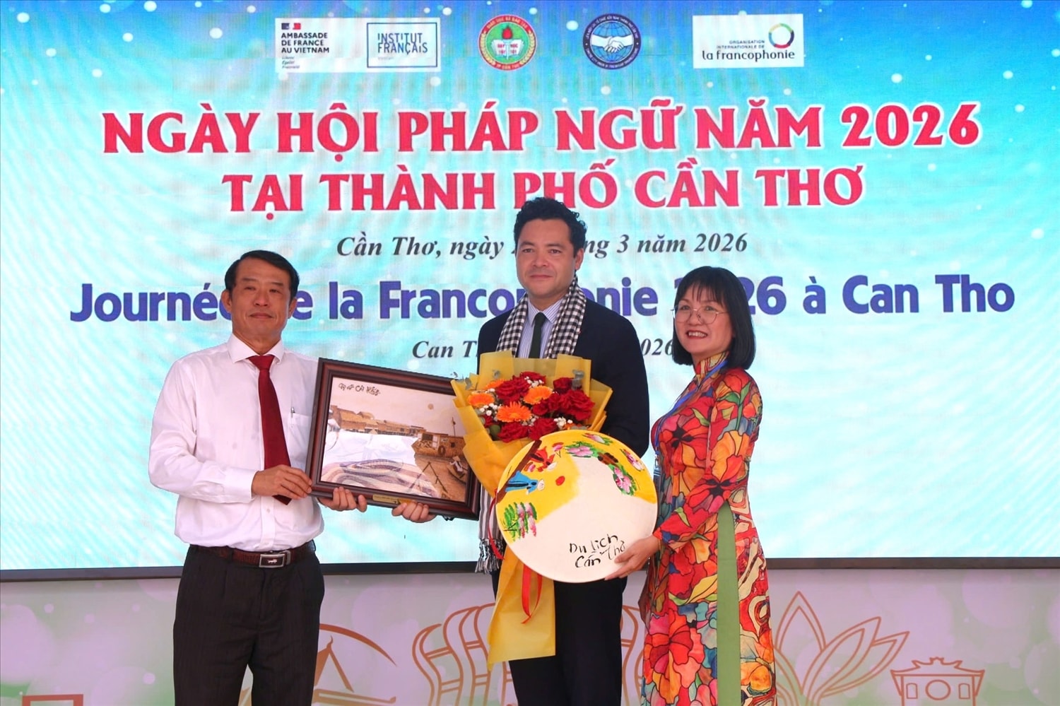 Phó Chủ tịch UBND TP. Cần Thơ Nguyễn Văn Khởi và lãnh đạo Hội hữu nghị Việt – Pháp thành phố trao quà lưu niệm tới  ngài Etienne Ranaivoson - Tổng Lãnh sự Cộng hòa Pháp tại TP. Hồ Chí Minh