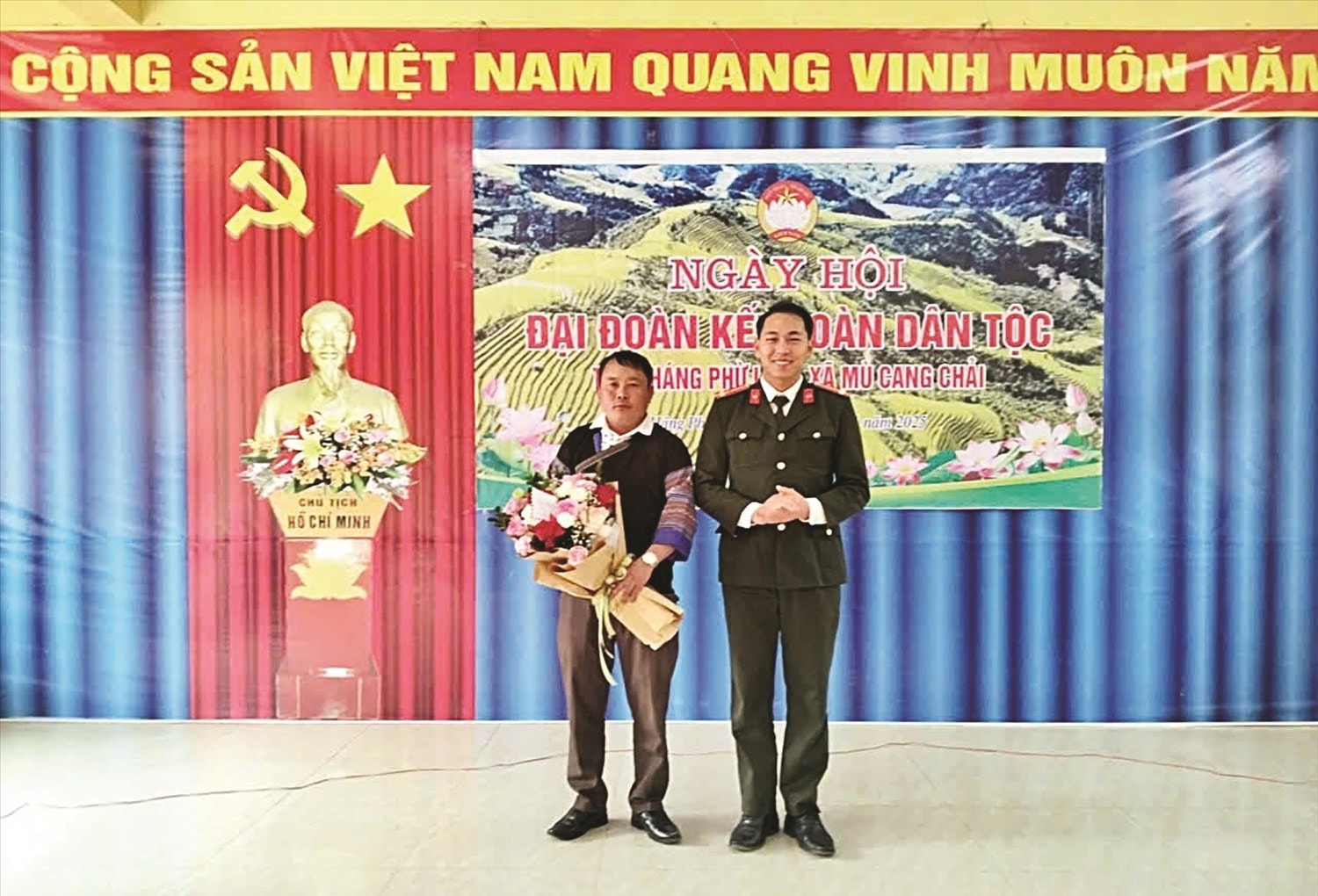 Bí thư Chi bộ Mùa A Chống (bên trái) được biểu dương tại Ngày hội Đại đoàn kết toàn dân tộc năm 2025, thôn Háng Phừ Loa,  xã Mù Cang Chải, tỉnh Lào Cai