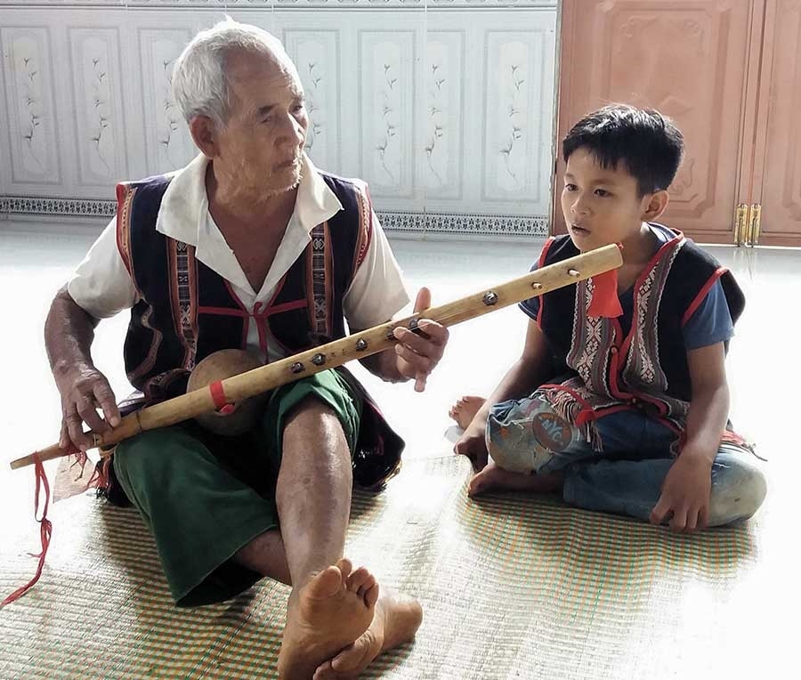 Già Nha truyền dạy kể khan cho cháu ngoại Rơ Châm Tứ