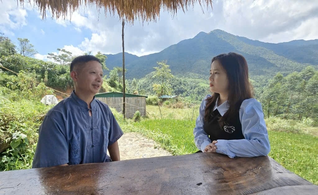 Người có uy tín, Bí thư, Trưởng thôn Khe Tiền Dường Phúc Thím trò chuyện, trao đổi với phóng viên VietNamNet