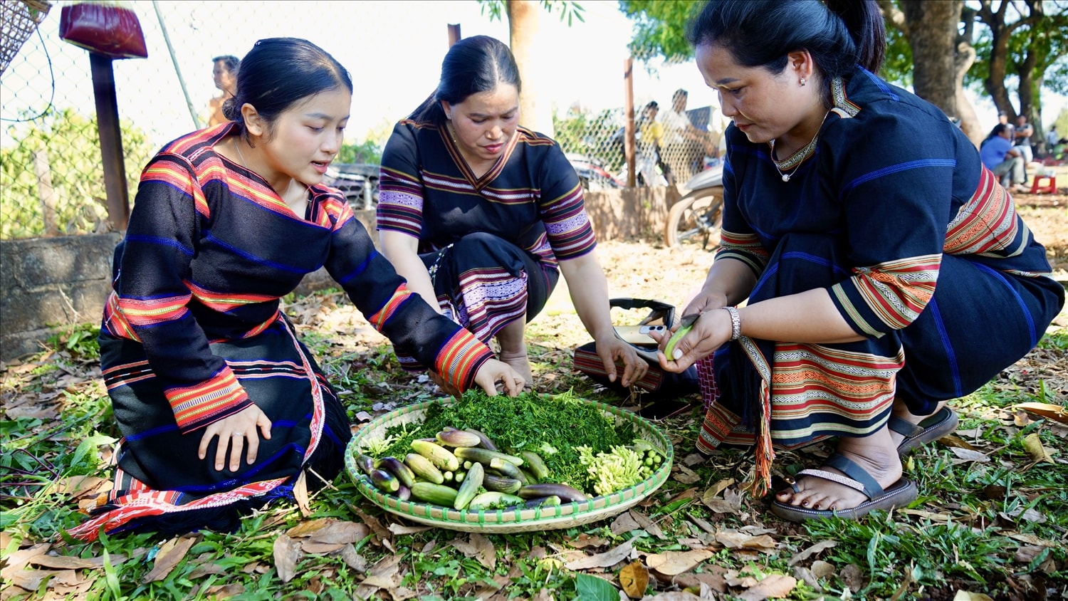Phụ nữ Gia Rai chuẩn bị món ăn cà đắng, lá mì truyền thống