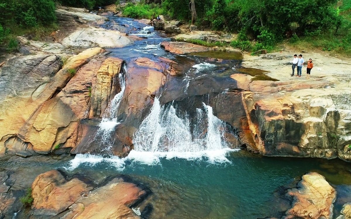 Thác Công Chúa hiền hòa uốn lượn quanh núi đồi, thôn làng tạo nên khung cảnh đẹp nên thơ của làng du lịch cộng đồng