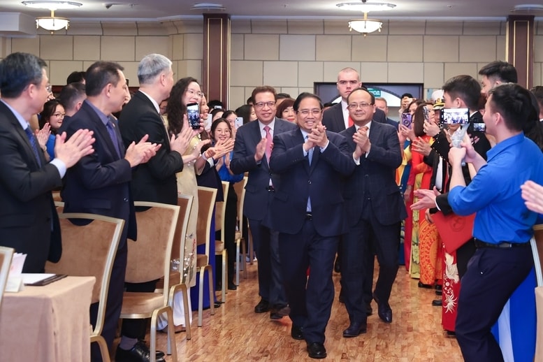 Thủ tướng Phạm Minh Chính gặp gỡ các cán bộ, nhân viên Đại sứ quán Việt Nam và đông đảo bà con kiều bào đang sinh sống, học tập và làm việc tại Liên bang Nga - Ảnh: VGP/Nhật Bắc