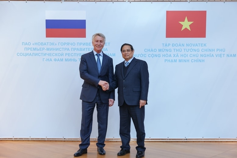 Thủ tướng Phạm Minh Chính và ông Leonid Viktorovich Mikhelson, Chủ tịch tập đoàn Novatek - Ảnh: VGP/Nhật Bắc