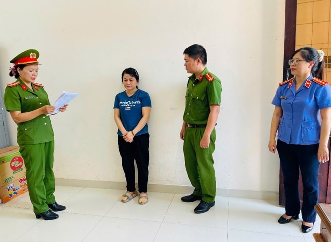 Văn phòng Cơ quan CSĐT phối hợp VKSND tỉnh tống đạt các quyết định tố tụng đối với Nguyễn Thị Tường Vi