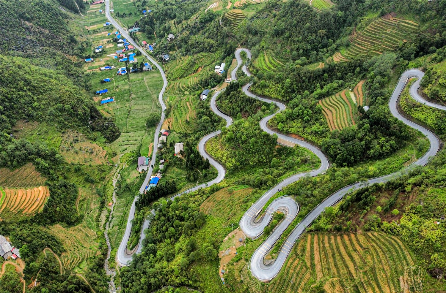 Cung đường thi đấu uốn lượn giữa núi đá hùng vĩ