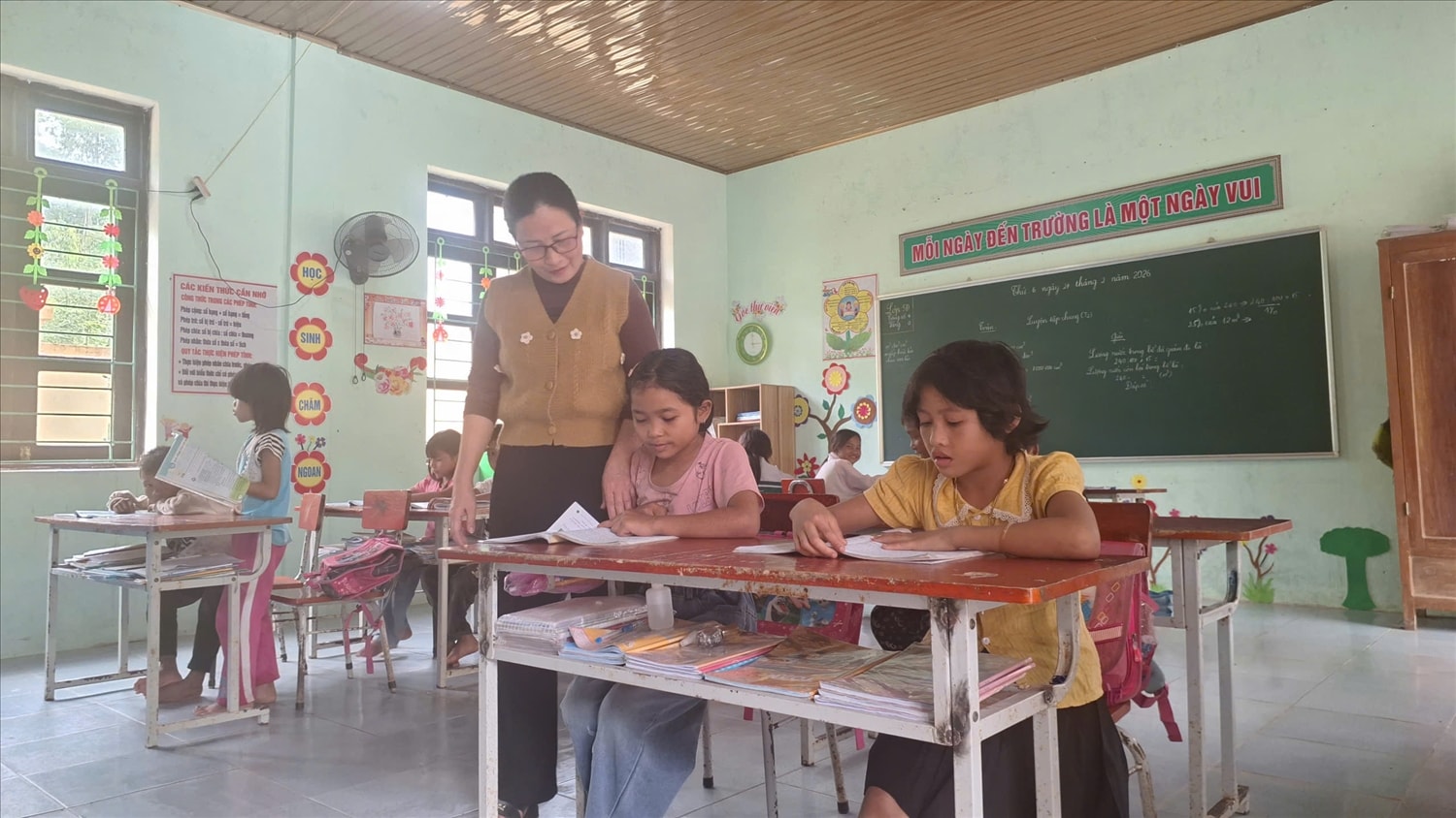 Cô Nguyễn Thị Phượng đang giảng bài trong lớp học đặc biệt ở bản Nước Đắng (Ảnh: Phạm Tiến)