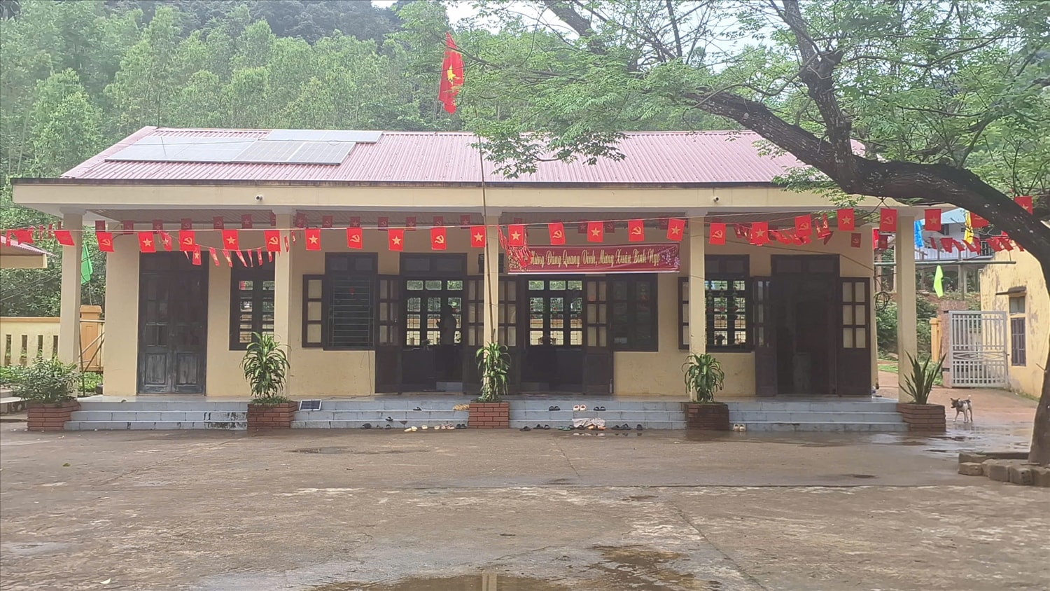 Điểm trường bản Nước Đắng hiện vẫn chưa có điện lưới quốc gia, chưa có sóng điện thoại (Ảnh: Phạm Tiến)
