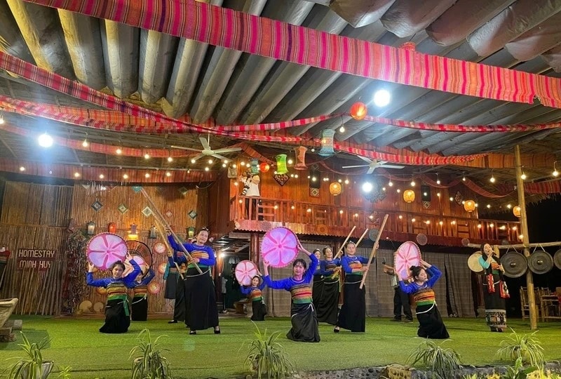 Đồng bào dân tộc Thái xã Nam Xuân biểu diễn văn nghệ truyền thống phục vụ du khách, góp phần gìn giữ và lan tỏa bản sắc văn hóa địa phương.
