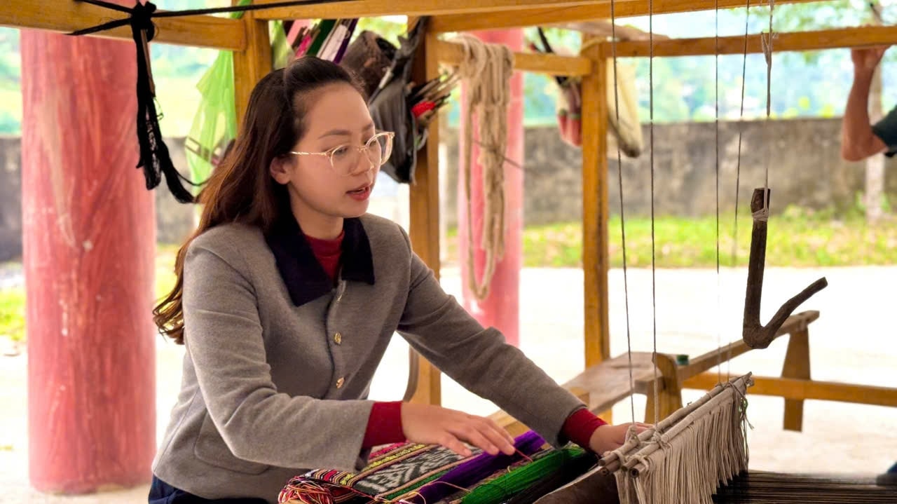 Du khách trải nghiệm dệt thổ cẩm tại Nhà văn hóa bản Mạ, xã Thường Xuân.