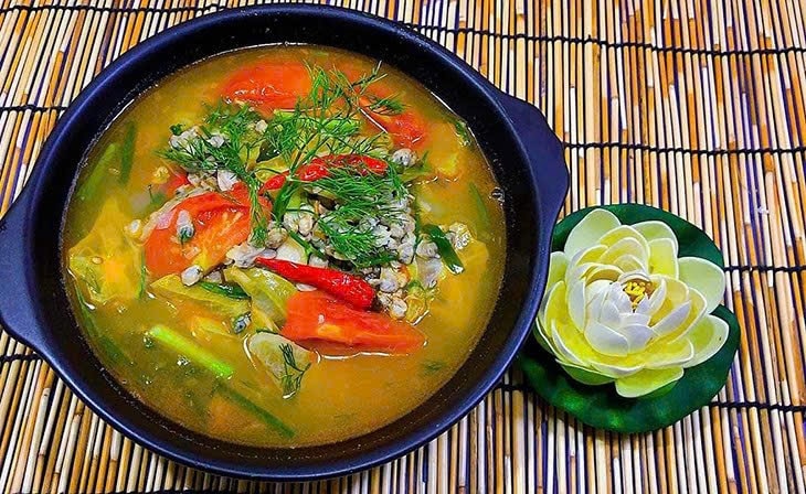 Bát canh hến nấu chua giải nhiệt