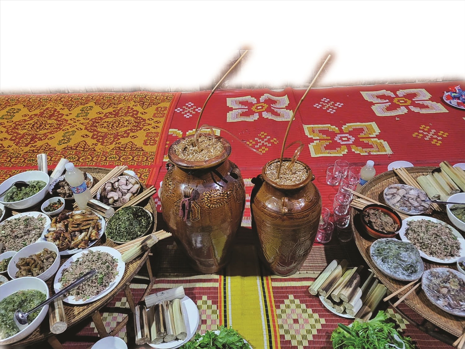  Mâm cơm có rượu cần  của người Brâu