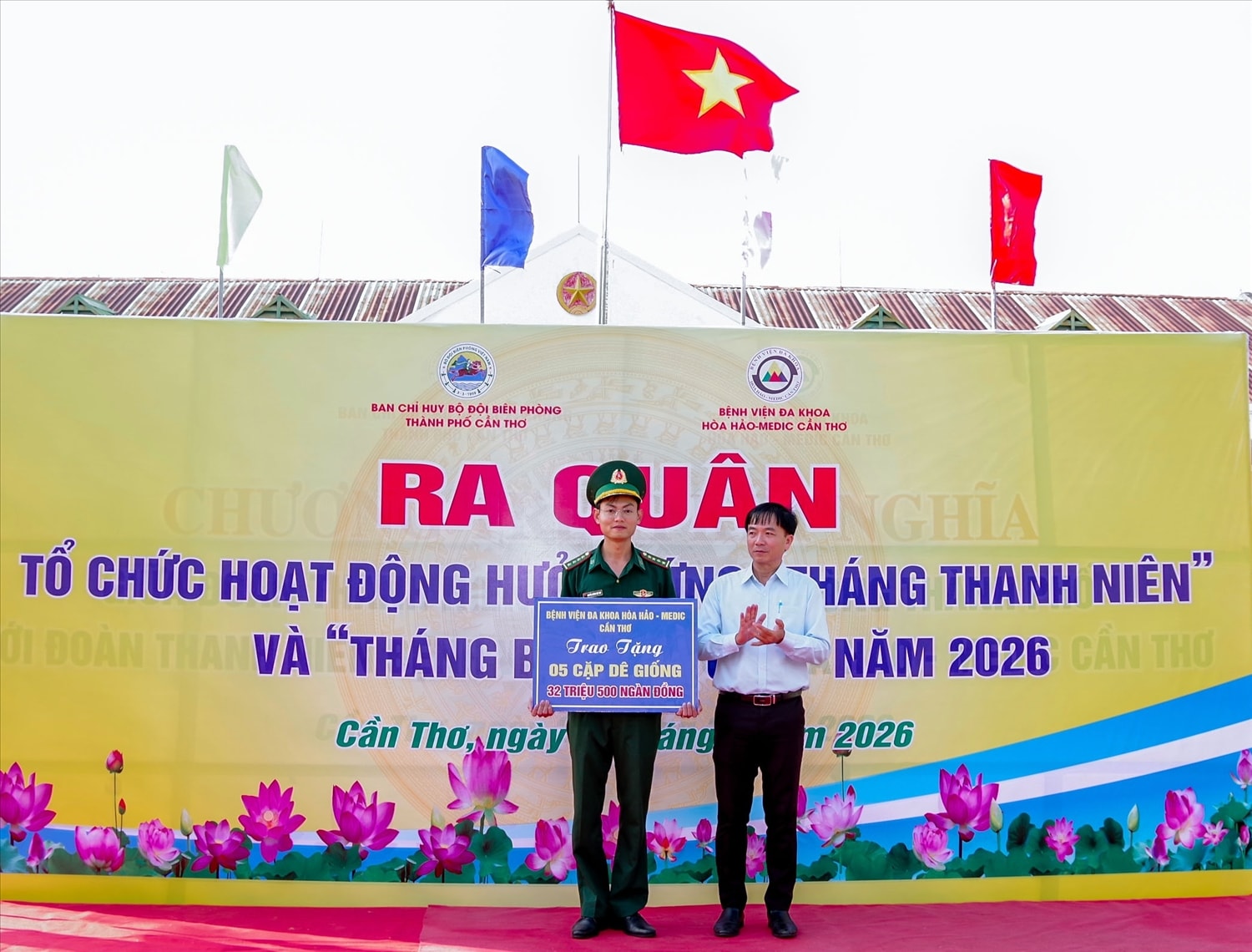Mạnh  thường quân trao bảng tượng trưng 5 cặp dê giống hỗ trợ hộ gia đình DTTS khó khăn khu vực biên giới 