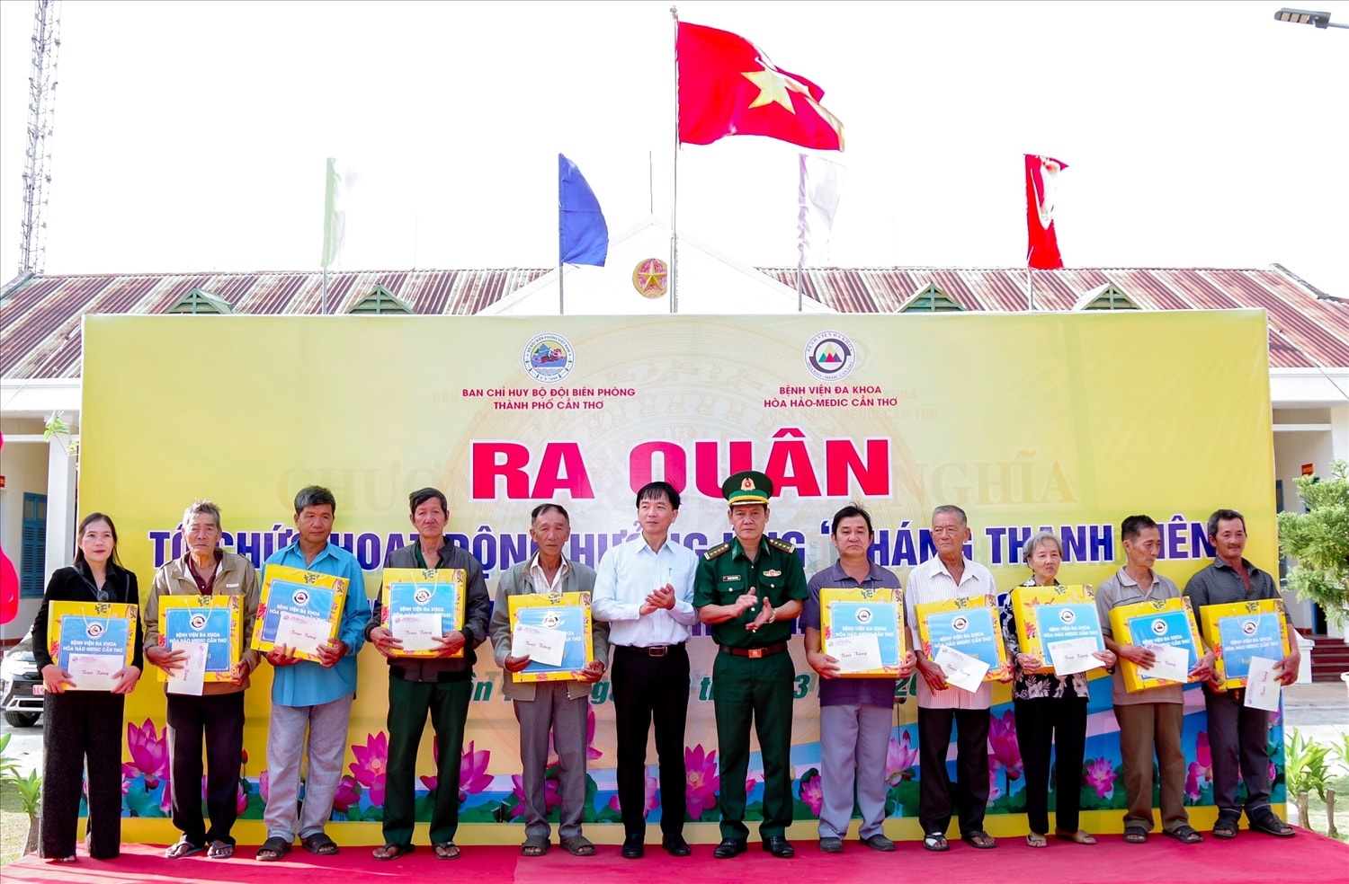 Lãnh đạo BĐBP TP. Cần Thơ  và Bệnh viên Đa khoa Hòa Hảo – Medic Cần Thơ tặng quà cho các hộ gia đình chính sách