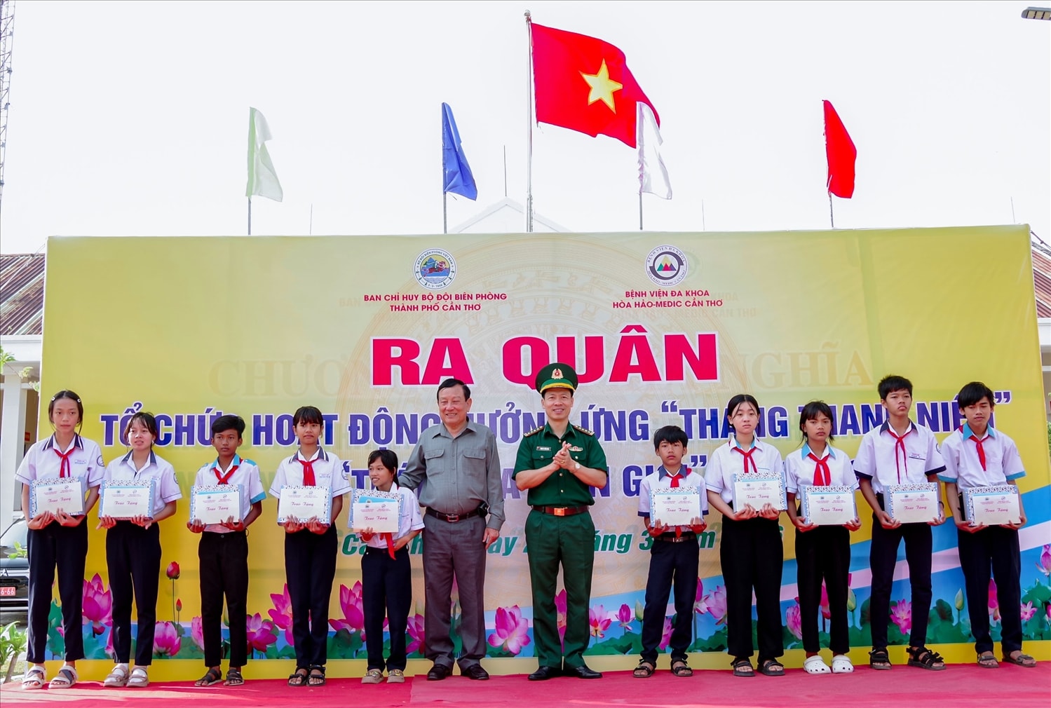 Lãnh đạo BĐBP TP. Cần Thơ  và Bệnh viện Đa khoa Hòa Hảo – Medic Cần Thơ trao học bổng cho các em học sinh có hoàn cảnh khó khăn